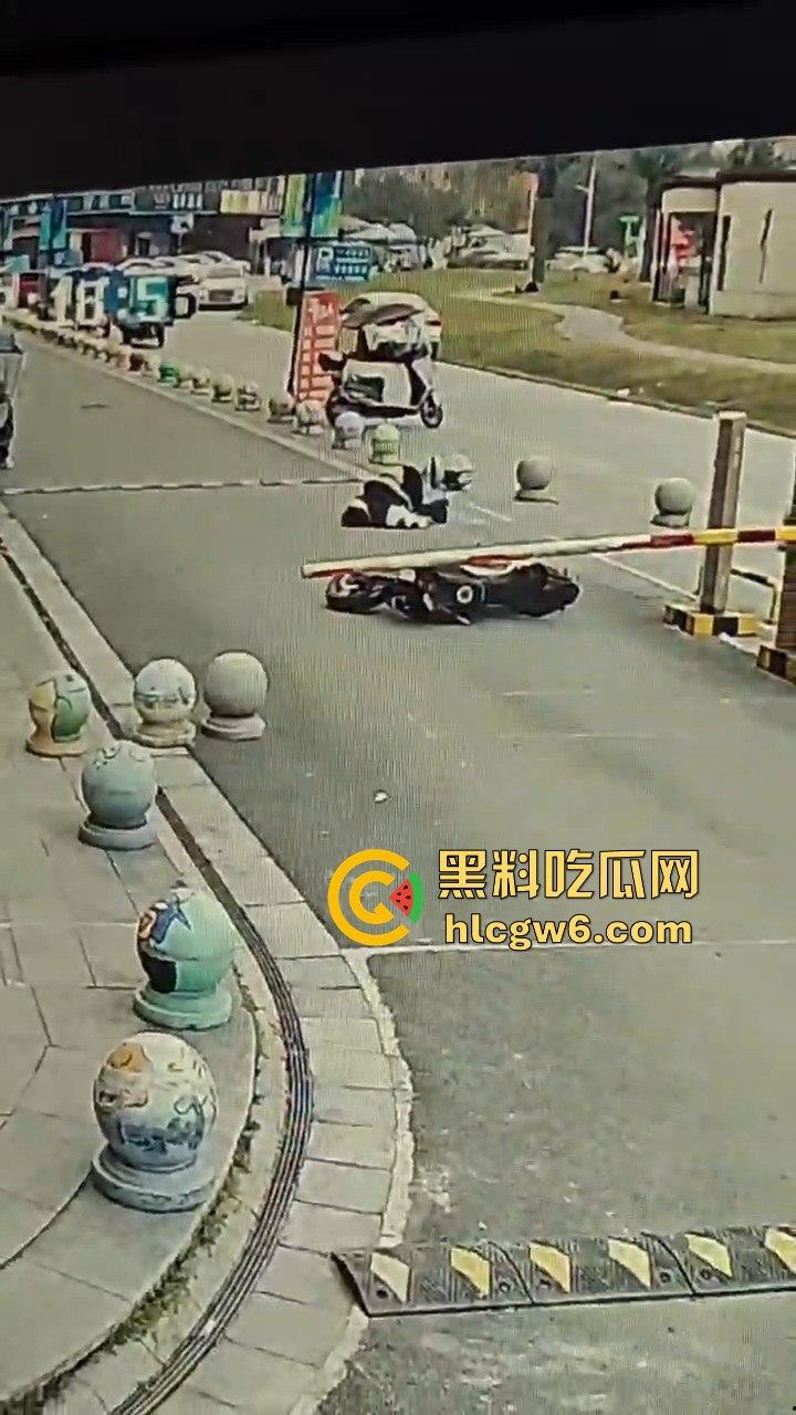 四川学生逃课无证驾驶试驾车！撞石墩脑袋开瓢，出了事不反思反怪学校和车行，家长操作直接让人无语！-11