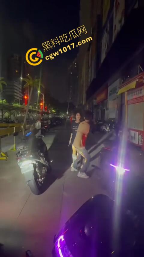 精神小伙街头怒打精神小妹被反杀，刀妹一刀穿心，鲜血喷溅三尺，现实惨剧震撼人心！-1