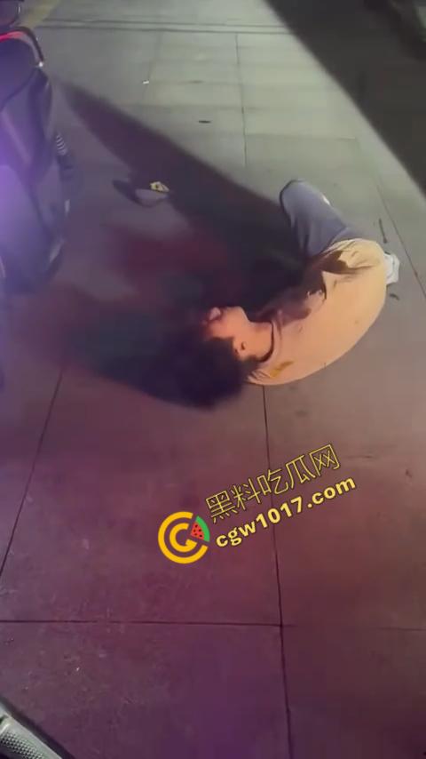 精神小伙街头怒打精神小妹被反杀，刀妹一刀穿心，鲜血喷溅三尺，现实惨剧震撼人心！-6