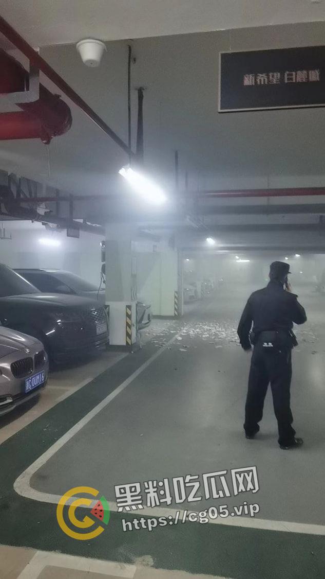 温州鹿城区地下车库发生爆炸 因欠债报复一男子腿被炸断 现场围满特警 警匪大片既视感 现场画面曝光-4