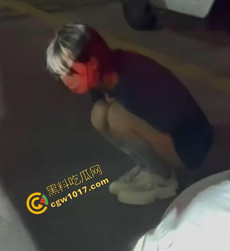 精神小伙街头怒打精神小妹被反杀，刀妹一刀穿心，鲜血喷溅三尺，现实惨剧震撼人心！-11