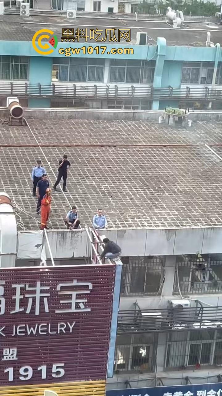 黄金价格暴跌！深圳市罗湖区水贝，金展国际珠宝广场楼上又一个想不开的要跳搂，这哥们是不是全仓了黄金！-4