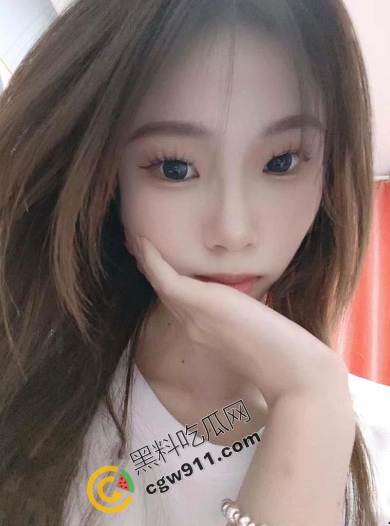 安徽芜湖00后学妹【赵子怡】背着男友约炮！调教成SM女王，癫狂情趣内衣大秀，链子拉扯，欲火燃烧全场！-1