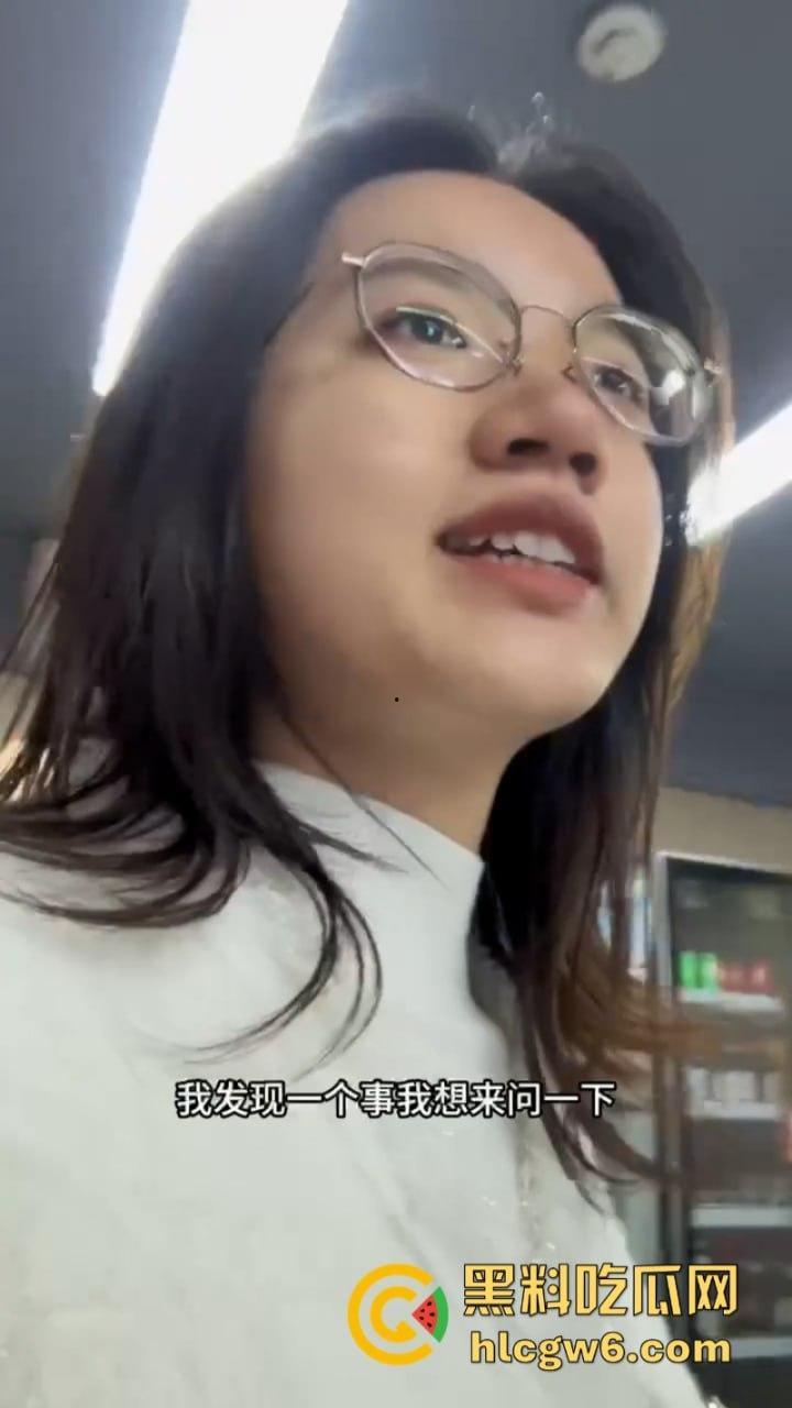 四川街覇店老板恶意往电瓶车上泼油被硬核美女车主拍视频曝光 引无数网友差评攻击关门大吉-7