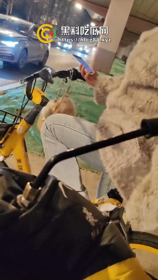 16迈雅迪追不上醉酒的燕子，运动内衣骑单车奶子乱甩，电车狼精神硬得值个赞！-2