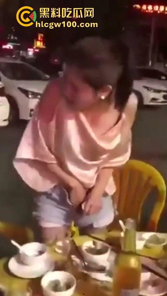 餐桌上开放骚人妻,奇葩操作一个比一个亮眼为了逃酒啥事都能干出来,画面劲爆开放 小编推荐!!-6