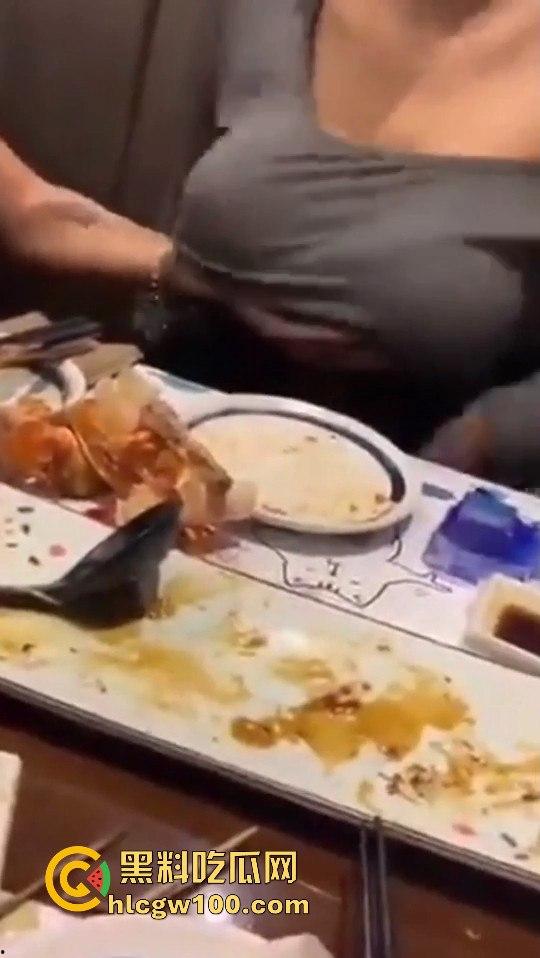 餐桌上开放骚人妻,奇葩操作一个比一个亮眼为了逃酒啥事都能干出来,画面劲爆开放 小编推荐!!-7