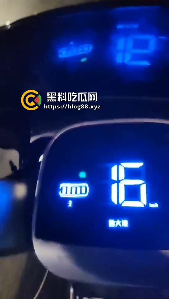 16迈雅迪追不上醉酒的燕子，运动内衣骑单车奶子乱甩，电车狼精神硬得值个赞！-4