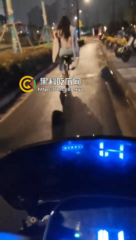16迈雅迪追不上醉酒的燕子，运动内衣骑单车奶子乱甩，电车狼精神硬得值个赞！-8