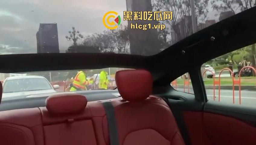 太原醉汉主干道停车持刀战3交警，打不过直接扒车逃跑，结果被托飞30米！-3