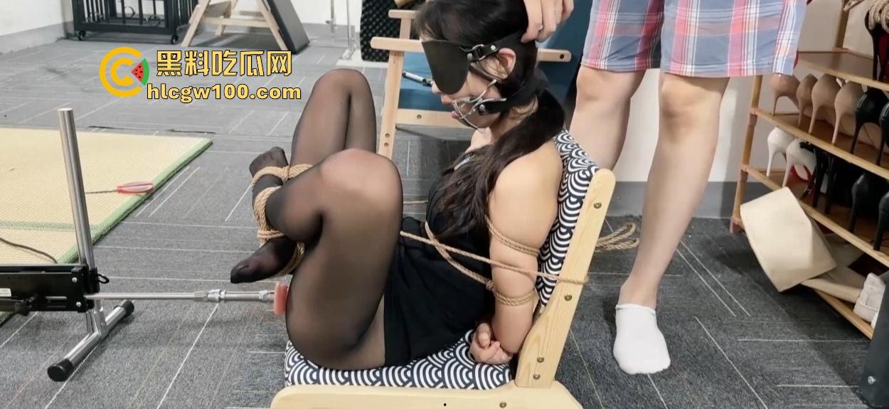 SM玩法天花板【涵涵】捆绑调教，黑丝学生妹吊打玩法，落地就被炮机狂操，美腿颤抖浪叫不止骚得无法无天！-3