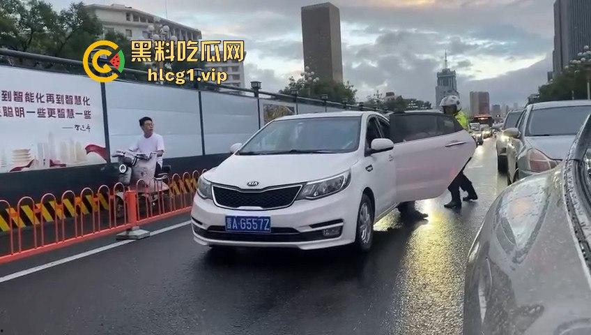 太原醉汉主干道停车持刀战3交警，打不过直接扒车逃跑，结果被托飞30米！-9