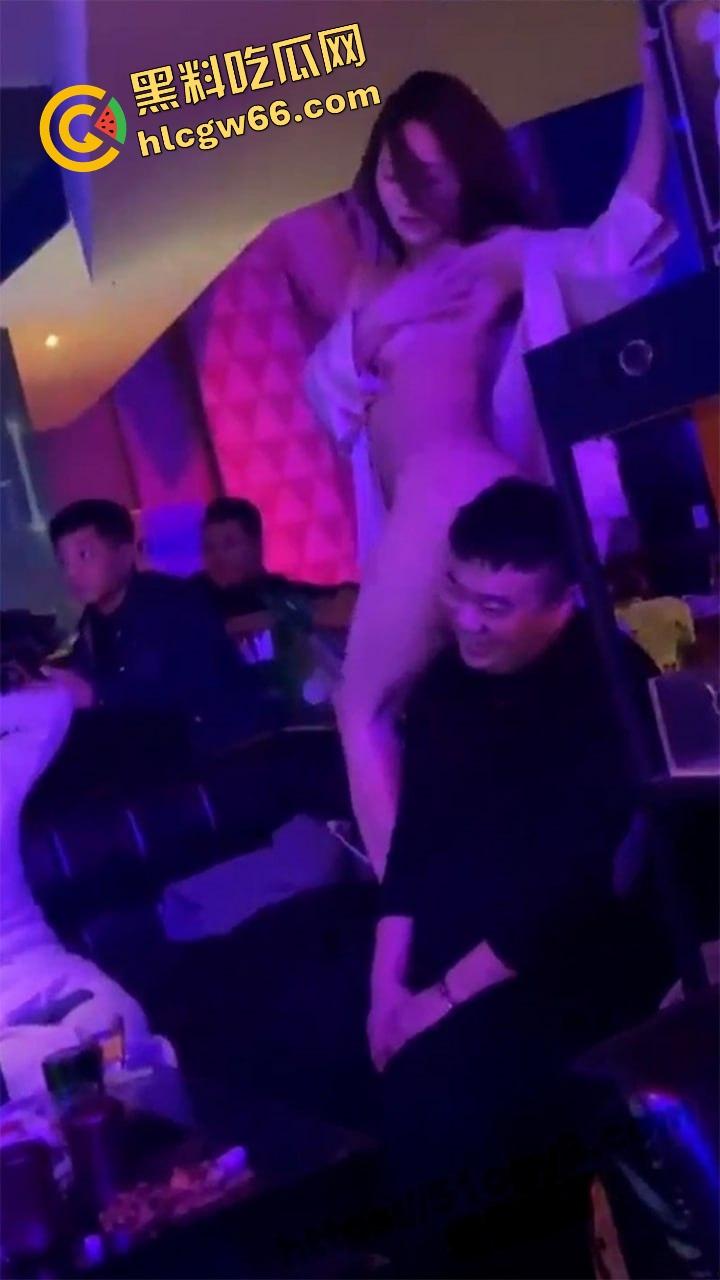 酒吧KTV夜色撕裂现实，有人夜夜升天，有人只能撸管做梦！美女排队献骚，瓜友像皇帝一样挑挑拣拣！-8