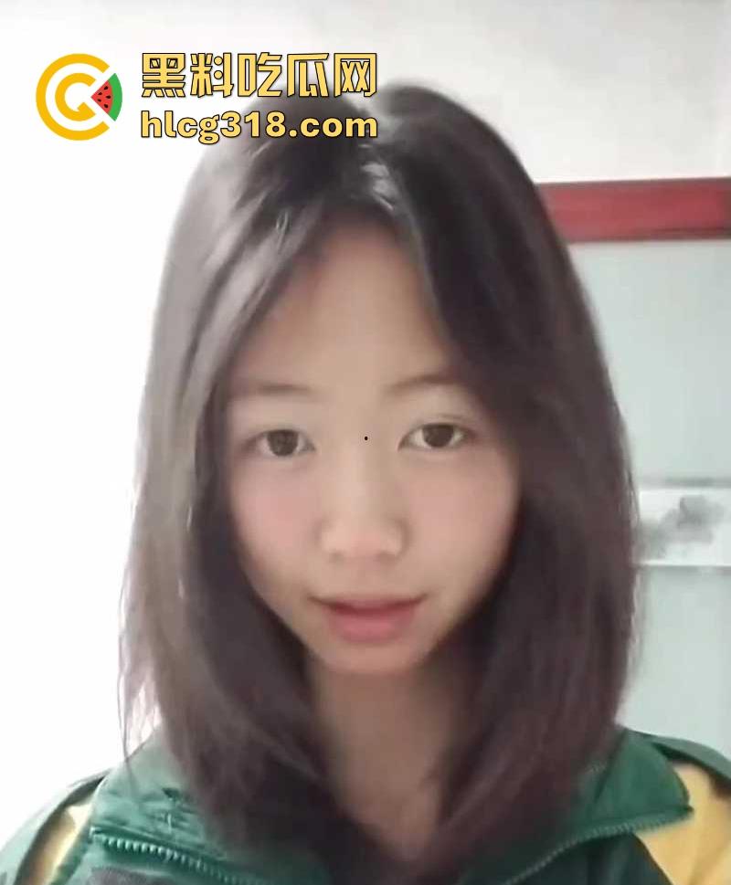 山东烟台学生妹【邓睿熙】18岁极品反差少女软件约炮,掰穴揉搓淫骚自慰勾引炮友,咋这么浪!-1