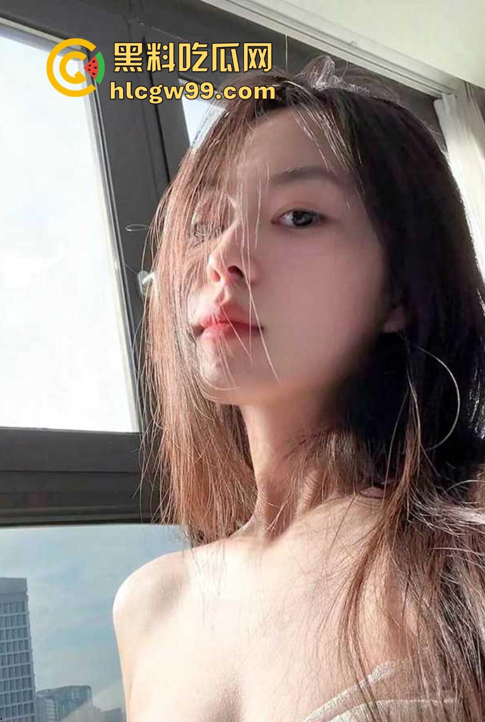 公司高冷御姐勾引同事酒店大战，情趣套装跪舔鸡吧骚到炸裂，反差成精，可惜碰上个软屌男同事玩不明白！-4