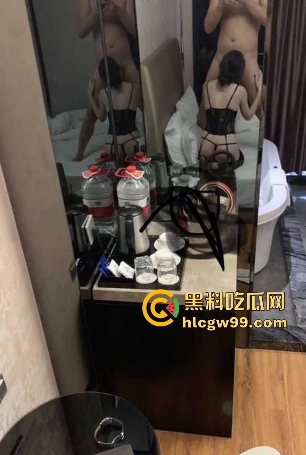 公司高冷御姐勾引同事酒店大战，情趣套装跪舔鸡吧骚到炸裂，反差成精，可惜碰上个软屌男同事玩不明白！-10