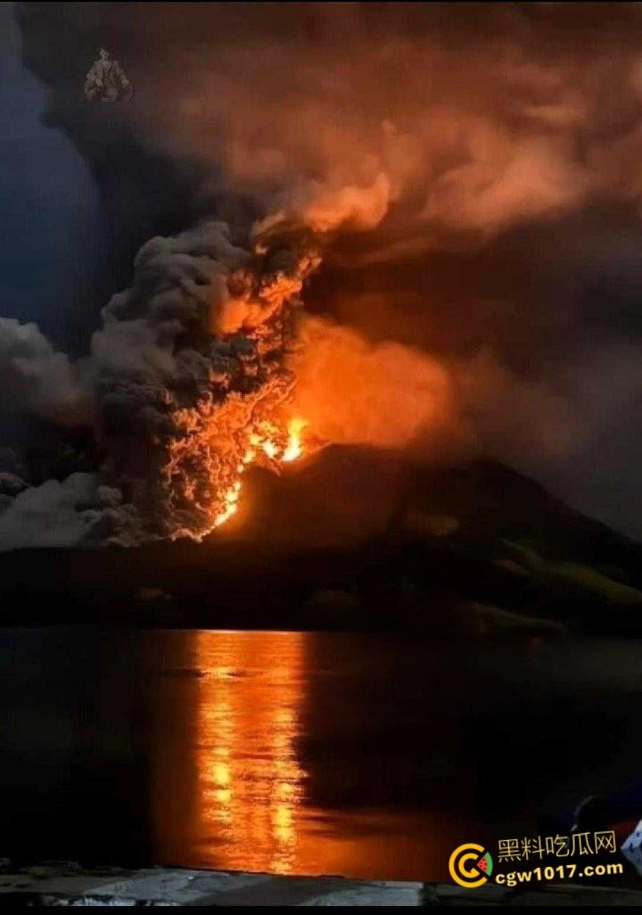 印度北苏拉威西省拉翁火山爆发，天空乌云密布电闪雷鸣，岩浆喷涌浓烟滚滚，警戒级别升至最高 !-6
