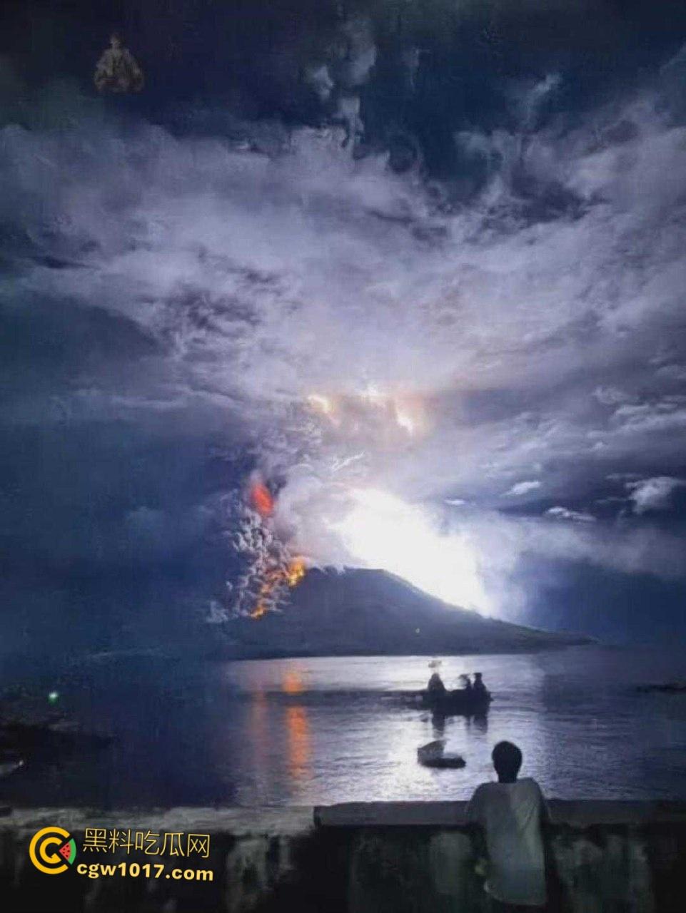 印度北苏拉威西省拉翁火山爆发，天空乌云密布电闪雷鸣，岩浆喷涌浓烟滚滚，警戒级别升至最高 !-7