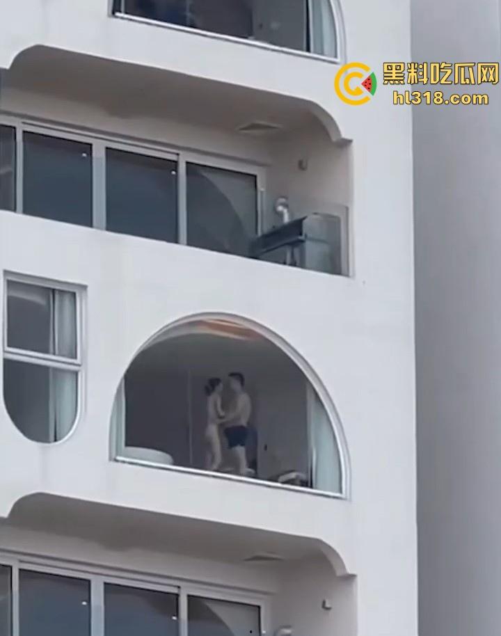 有钱人玩点刺激的,海景房不拉窗帘激情打炮,换着姿势狂干打桩,风景绝美尺度炸裂!-5