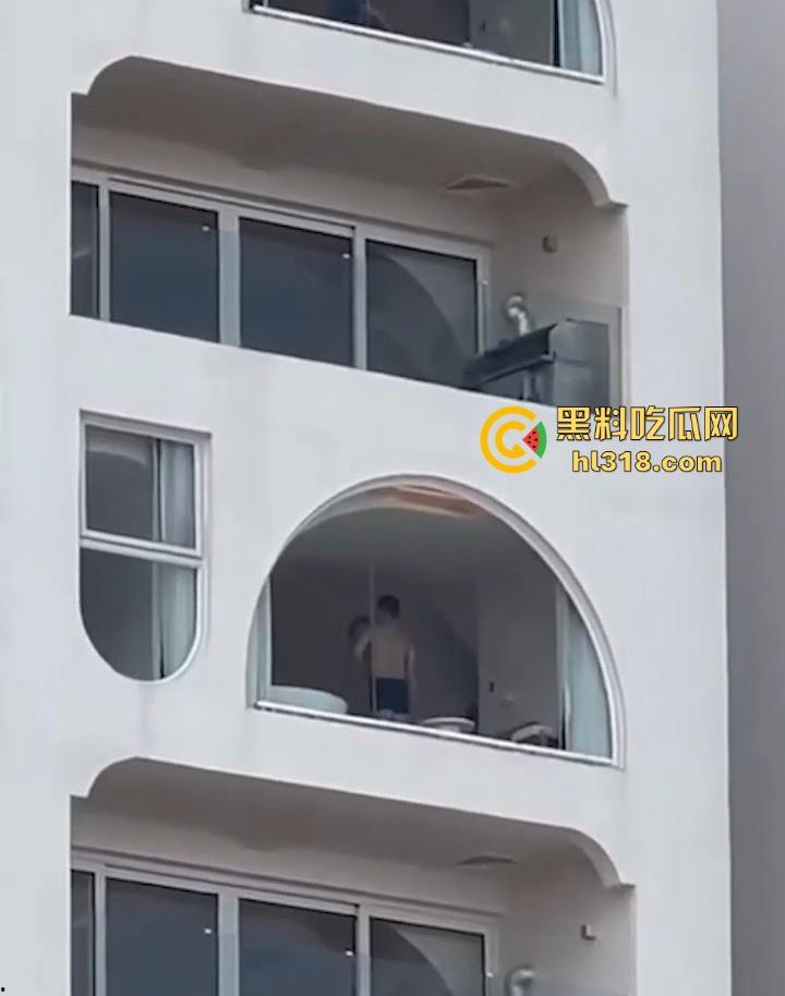 有钱人玩点刺激的,海景房不拉窗帘激情打炮,换着姿势狂干打桩,风景绝美尺度炸裂!-7