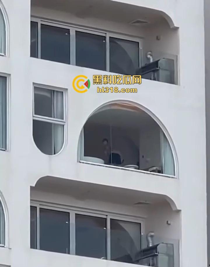 有钱人玩点刺激的,海景房不拉窗帘激情打炮,换着姿势狂干打桩,风景绝美尺度炸裂!-8