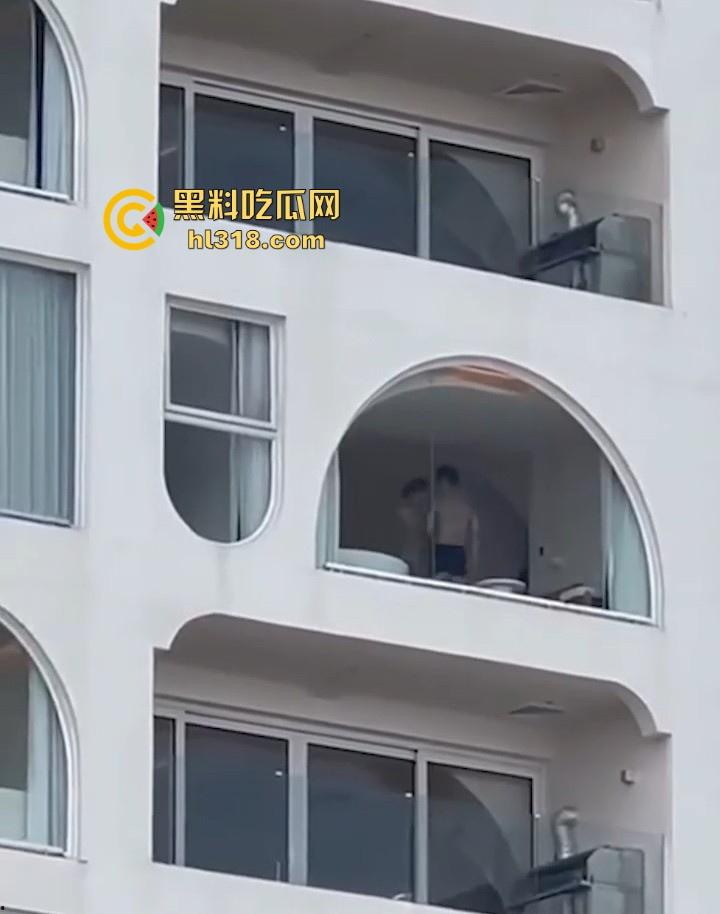 有钱人玩点刺激的,海景房不拉窗帘激情打炮,换着姿势狂干打桩,风景绝美尺度炸裂!-9