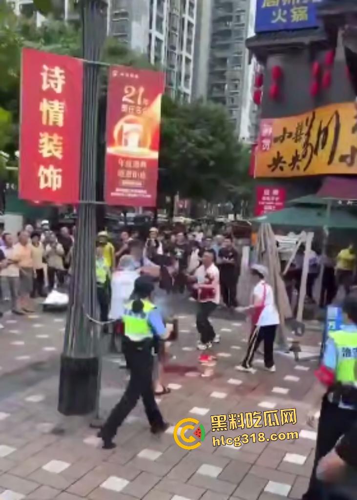 重庆两面馆老板因抢客直接拿刀互砍，刀光剑影之间观众身上无缘无故多了一身血！-7