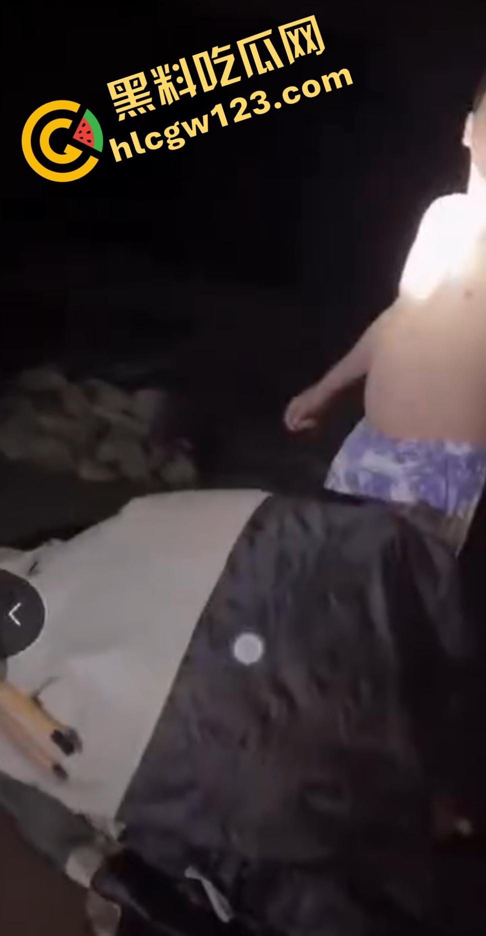 抖音【mola_吉妹】原配直播抓小三！大喊老公有18cm，便宜你这贱货了？小三被骂骚逼松了吧？-2