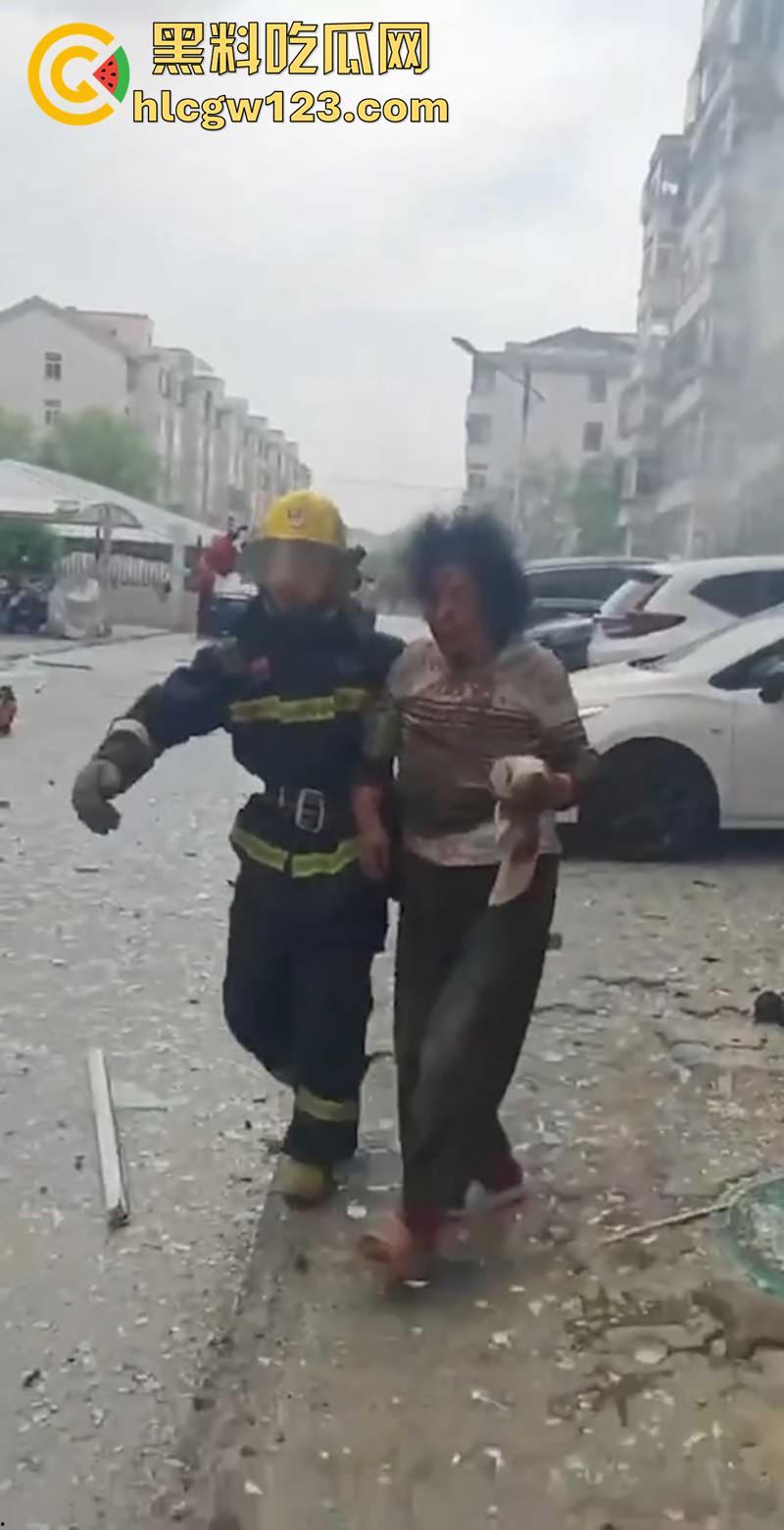 山西太原小区爆炸事故,丰景佳园小区事故现场,大妈这发型也太搞笑了,像是动画里被屁崩了!-4