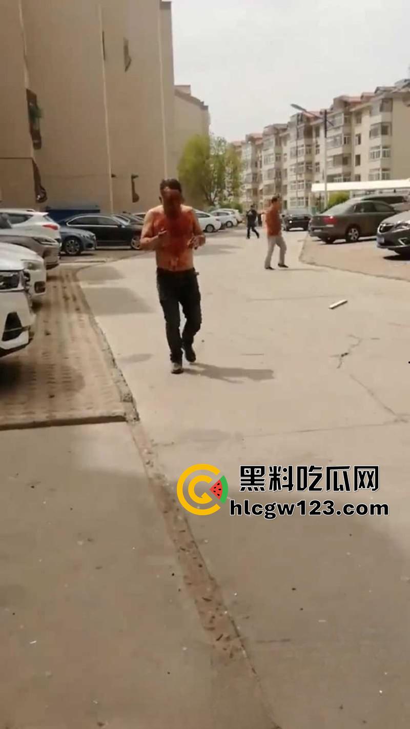 山西太原小区爆炸事故,丰景佳园小区事故现场,大妈这发型也太搞笑了,像是动画里被屁崩了!-6