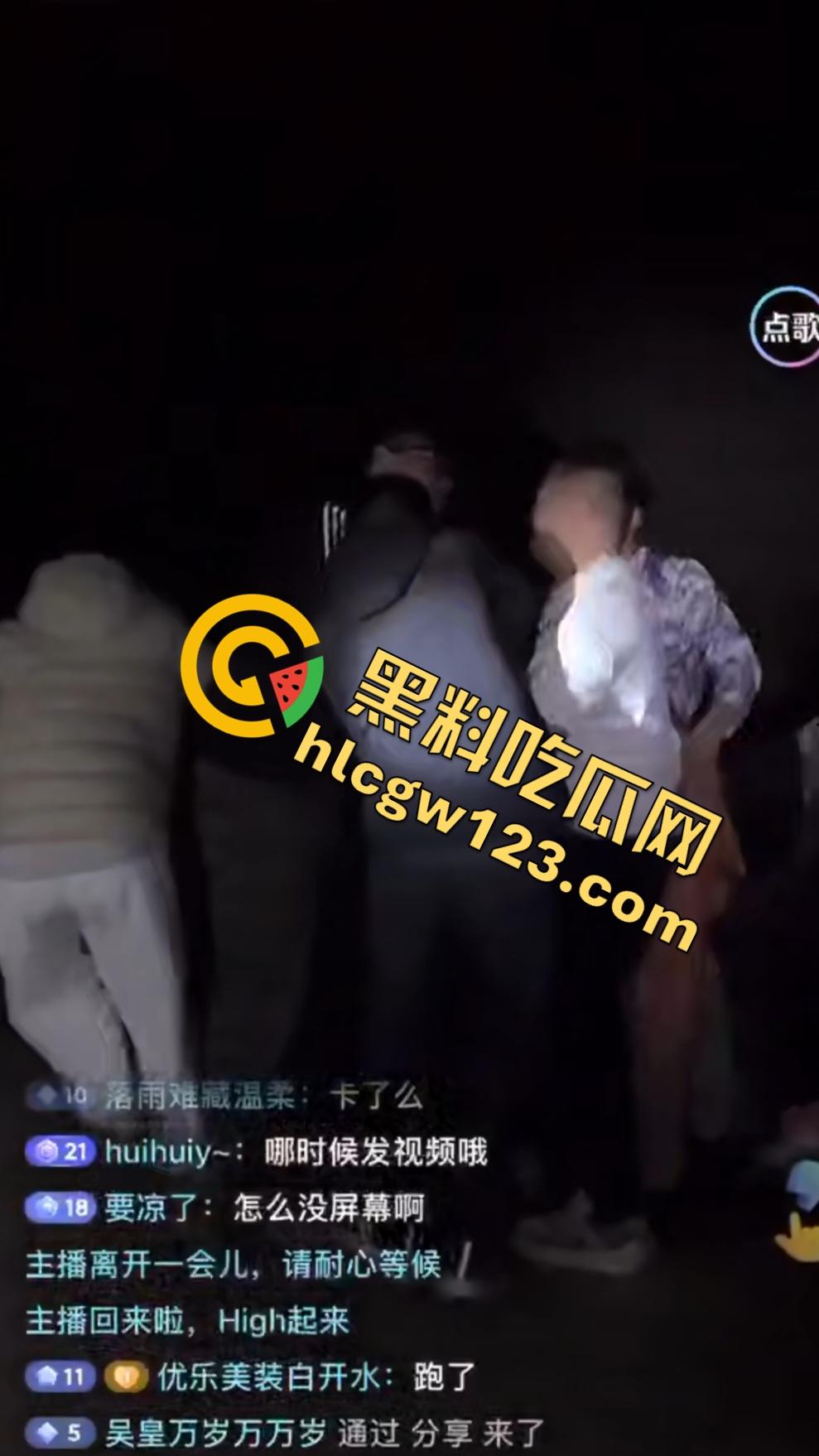 抖音【mola_吉妹】原配直播抓小三！大喊老公有18cm，便宜你这贱货了？小三被骂骚逼松了吧？-8