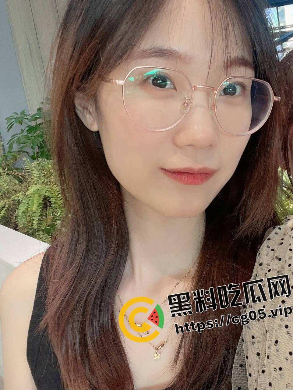 哈尔滨医科大学 【宦雅昕】眼镜妹母狗 口交3p视频曝光 骚东西身材不错 口技超棒-2