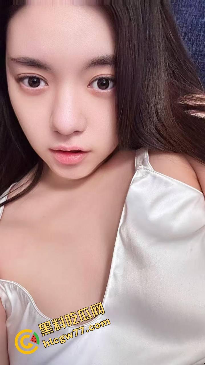 二次元【小鱼呆呆】脑户外露出，Lo装萝莉嘴甜骚货，穿JK被金主野战爆操，小白虎嫩得发光！-1