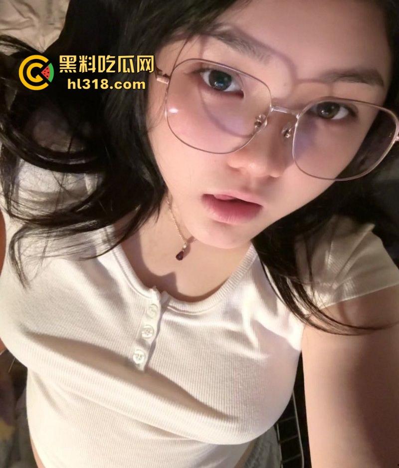 杭州师范大学【魏雪】反差母狗户外极限露出, 圆软巨乳粉嫩肥穴淫水狂流,纯纯的反差肉便器!-1