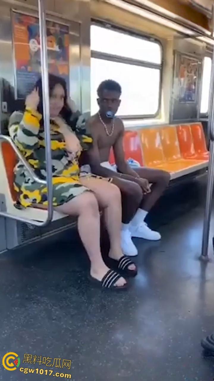 地铁猎奇！黑人巨乳母亲当众给20岁儿子吸吮奶头喂奶，乘客目瞪口呆与其争吵，黑妈宝太过逆天！-6