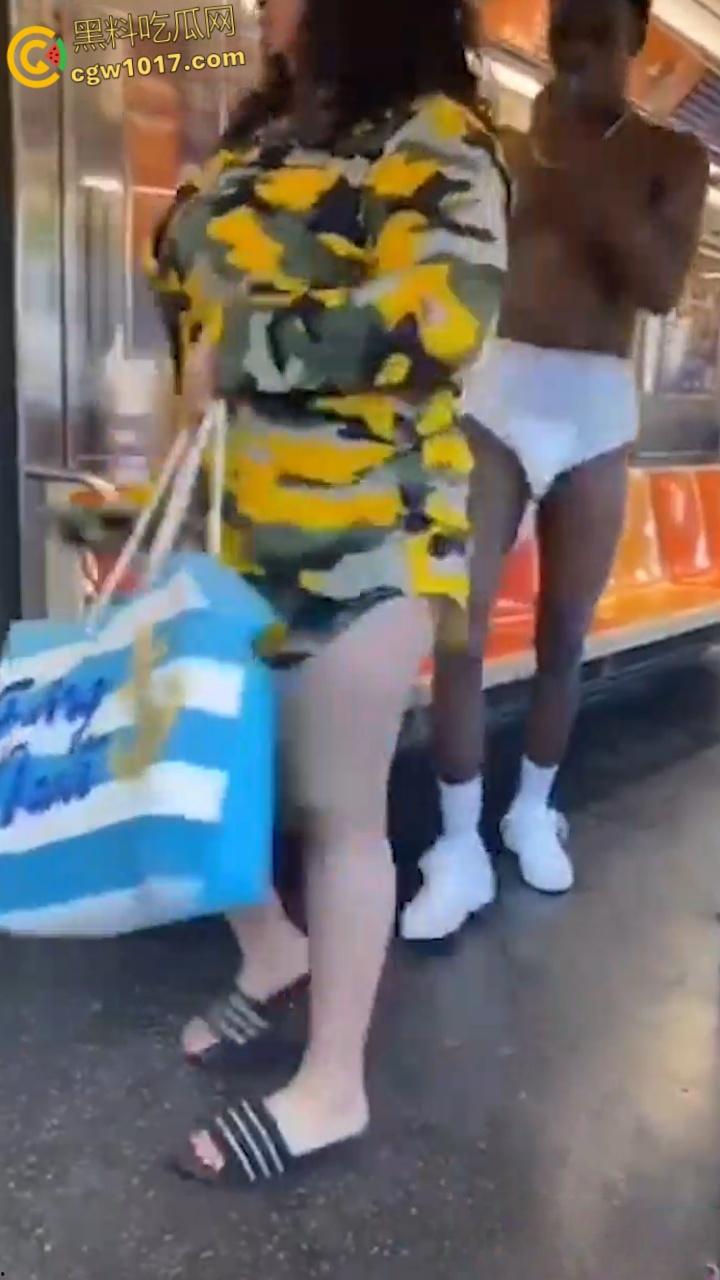 地铁猎奇！黑人巨乳母亲当众给20岁儿子吸吮奶头喂奶，乘客目瞪口呆与其争吵，黑妈宝太过逆天！-7