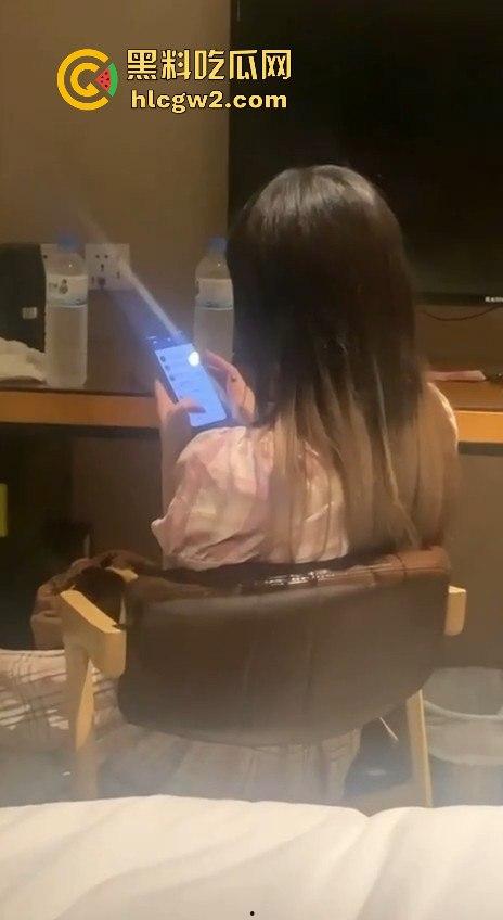 南京楼盘销售妹『吴佳怡』心甘情愿被潜规则！为了卖房主动吃鸡吧，小婊子为了能当销冠卖房卖到送逼！-9