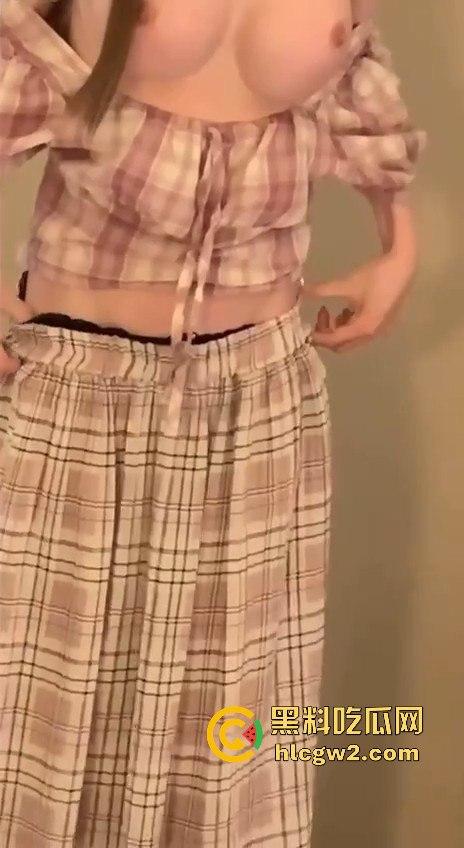 南京楼盘销售妹『吴佳怡』心甘情愿被潜规则！为了卖房主动吃鸡吧，小婊子为了能当销冠卖房卖到送逼！-16