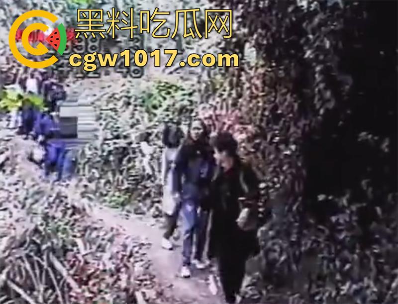 胆小勿入!实录见鬼灵异事件,台湾红衣小女孩真实录像,脸色铁青面容恐怖,旅行团回忆没有这个小女孩!-1