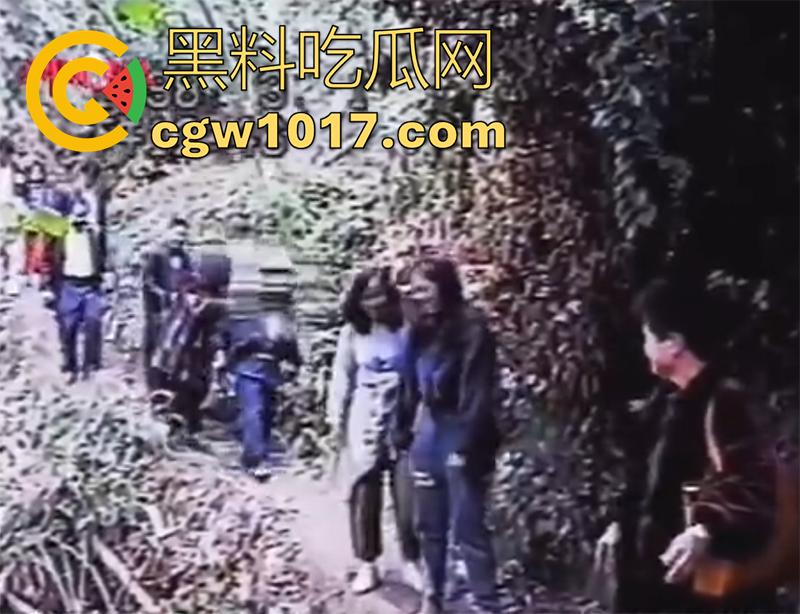 胆小勿入!实录见鬼灵异事件,台湾红衣小女孩真实录像,脸色铁青面容恐怖,旅行团回忆没有这个小女孩!-3