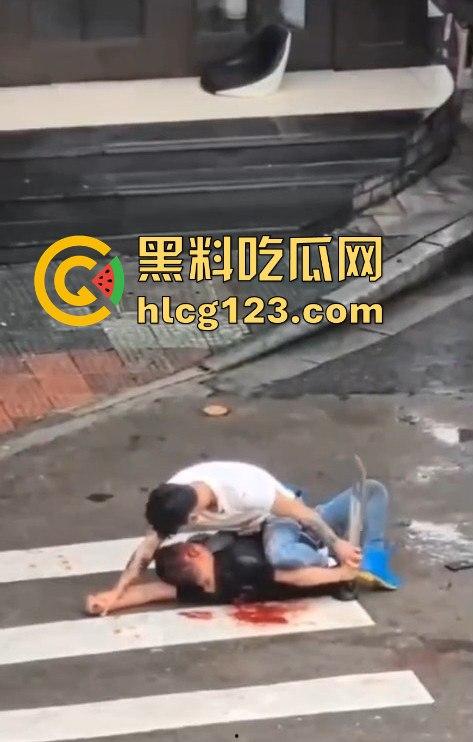 斑马线上的魔幻对决,一男子开山刀上阵,结果却牵手离场?-2