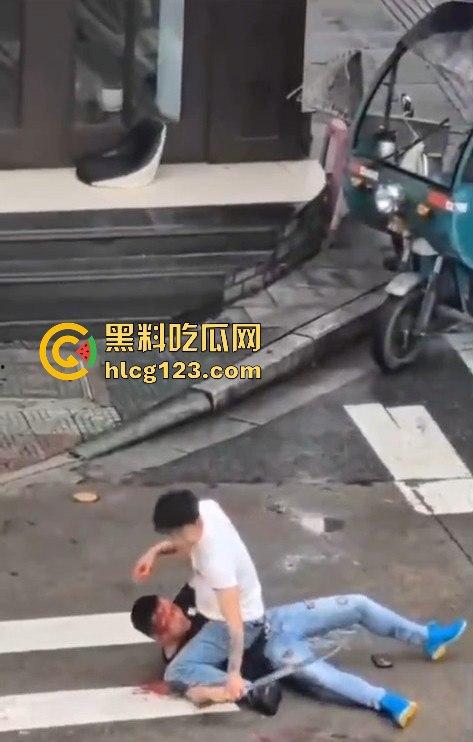 斑马线上的魔幻对决,一男子开山刀上阵,结果却牵手离场?-10