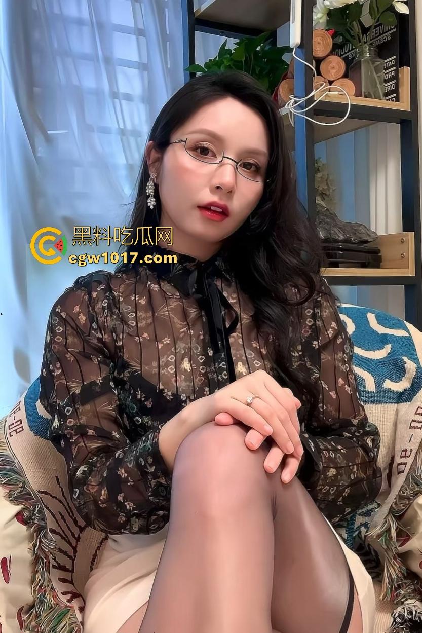 人妻轻熟女【历成慧】黑丝勒紧肥逼，被巨肉棒调教，女上位视觉效果拉满，被内射还要扒开让精液流出来！-5