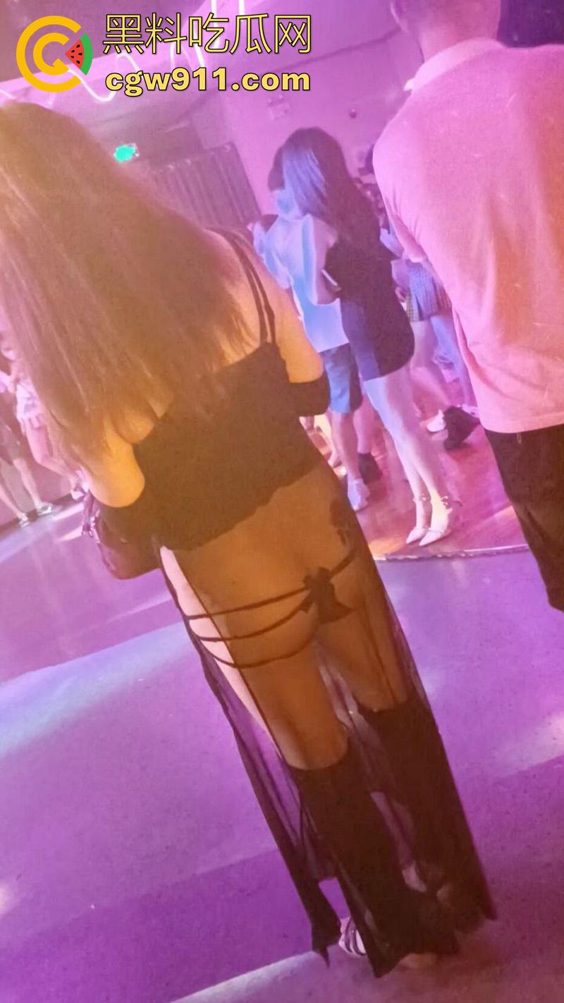 十元三曲随便摸,男人的天堂砂舞厅偷拍合集,关灯后淫乱抓奶抠逼摸屌,加钱还能打站桩,极品美女和嫩妹随便玩!-1