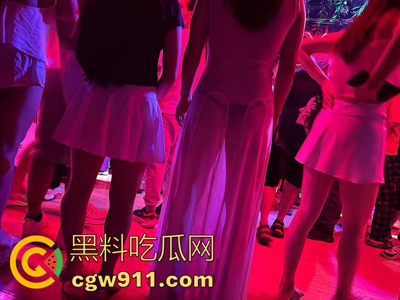 十元三曲随便摸,男人的天堂砂舞厅偷拍合集,关灯后淫乱抓奶抠逼摸屌,加钱还能打站桩,极品美女和嫩妹随便玩!-5