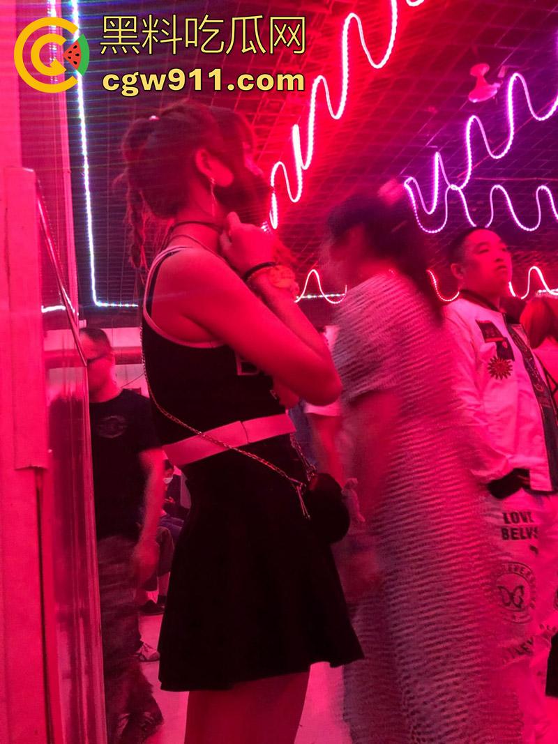 十元三曲随便摸,男人的天堂砂舞厅偷拍合集,关灯后淫乱抓奶抠逼摸屌,加钱还能打站桩,极品美女和嫩妹随便玩!-11