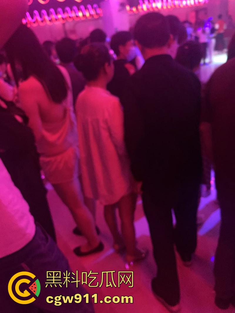 十元三曲随便摸,男人的天堂砂舞厅偷拍合集,关灯后淫乱抓奶抠逼摸屌,加钱还能打站桩,极品美女和嫩妹随便玩!-12