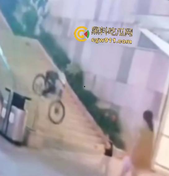 深圳初中生骑自行车，狂飙速降楼梯失控狂撞无辜小孩，头破血流满脸，这回玩大了！-1