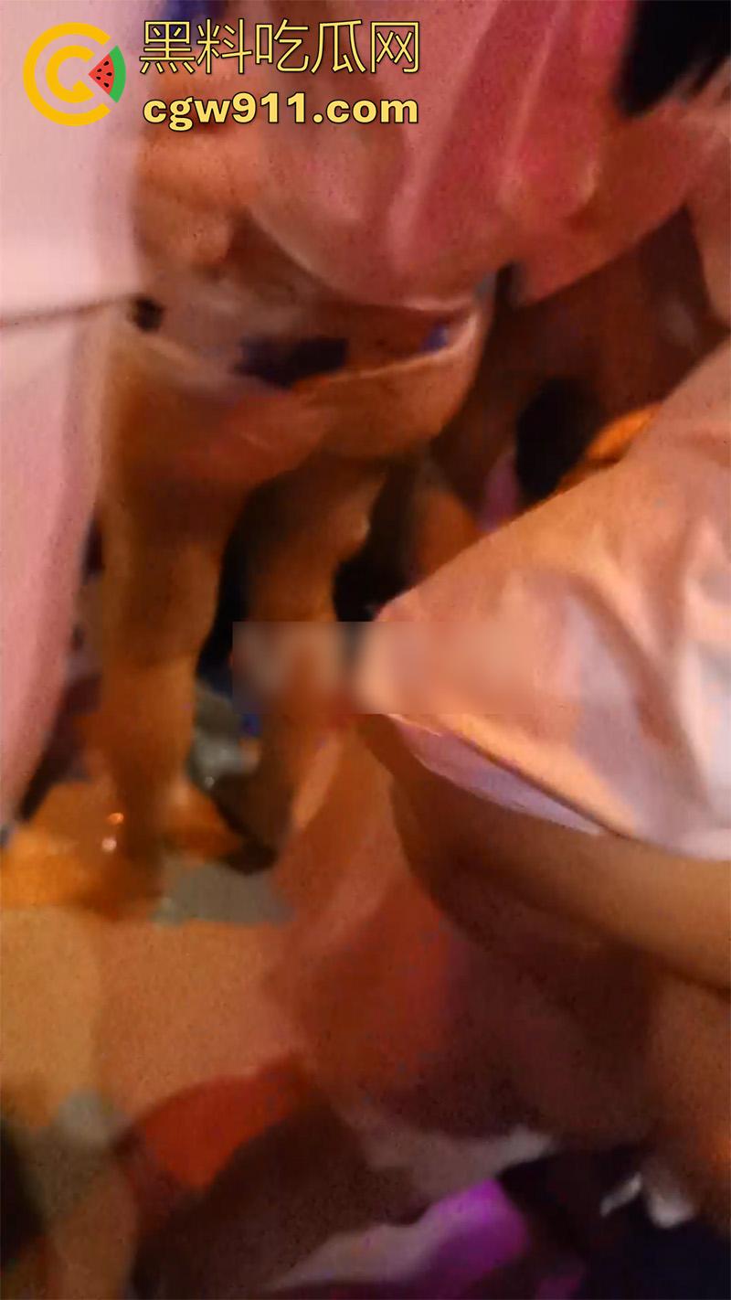 十元三曲随便摸,男人的天堂砂舞厅偷拍合集,关灯后淫乱抓奶抠逼摸屌,加钱还能打站桩,极品美女和嫩妹随便玩!-14