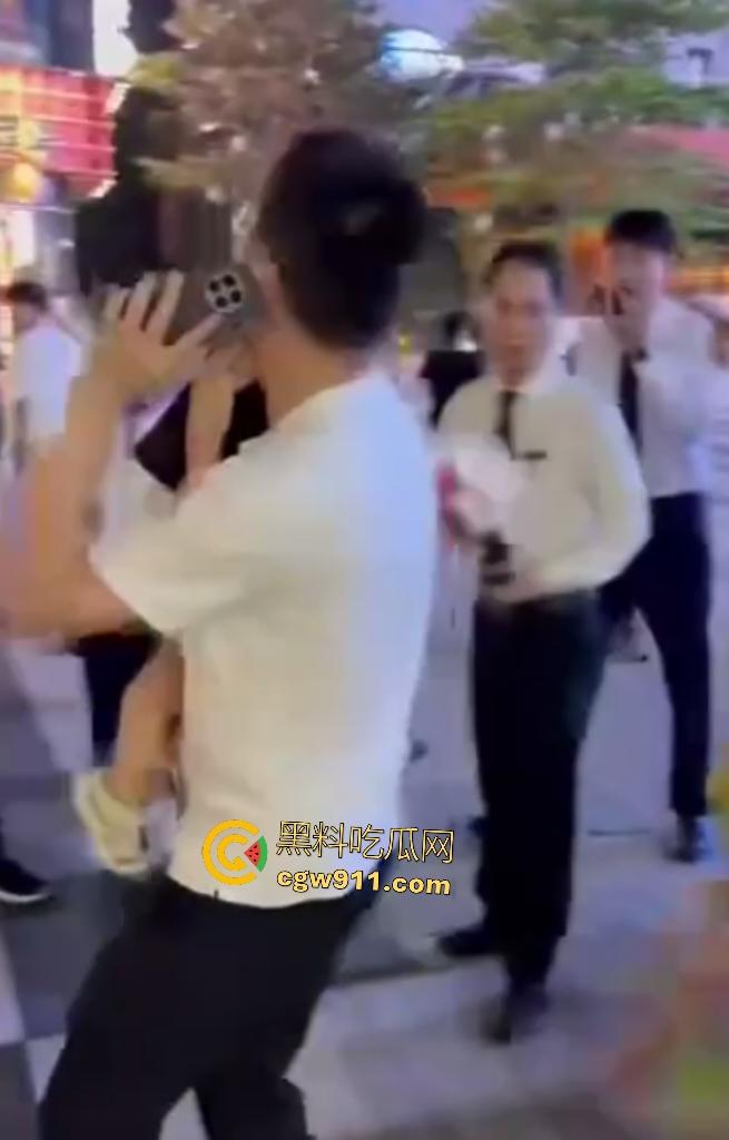 深圳初中生骑自行车，狂飙速降楼梯失控狂撞无辜小孩，头破血流满脸，这回玩大了！-2